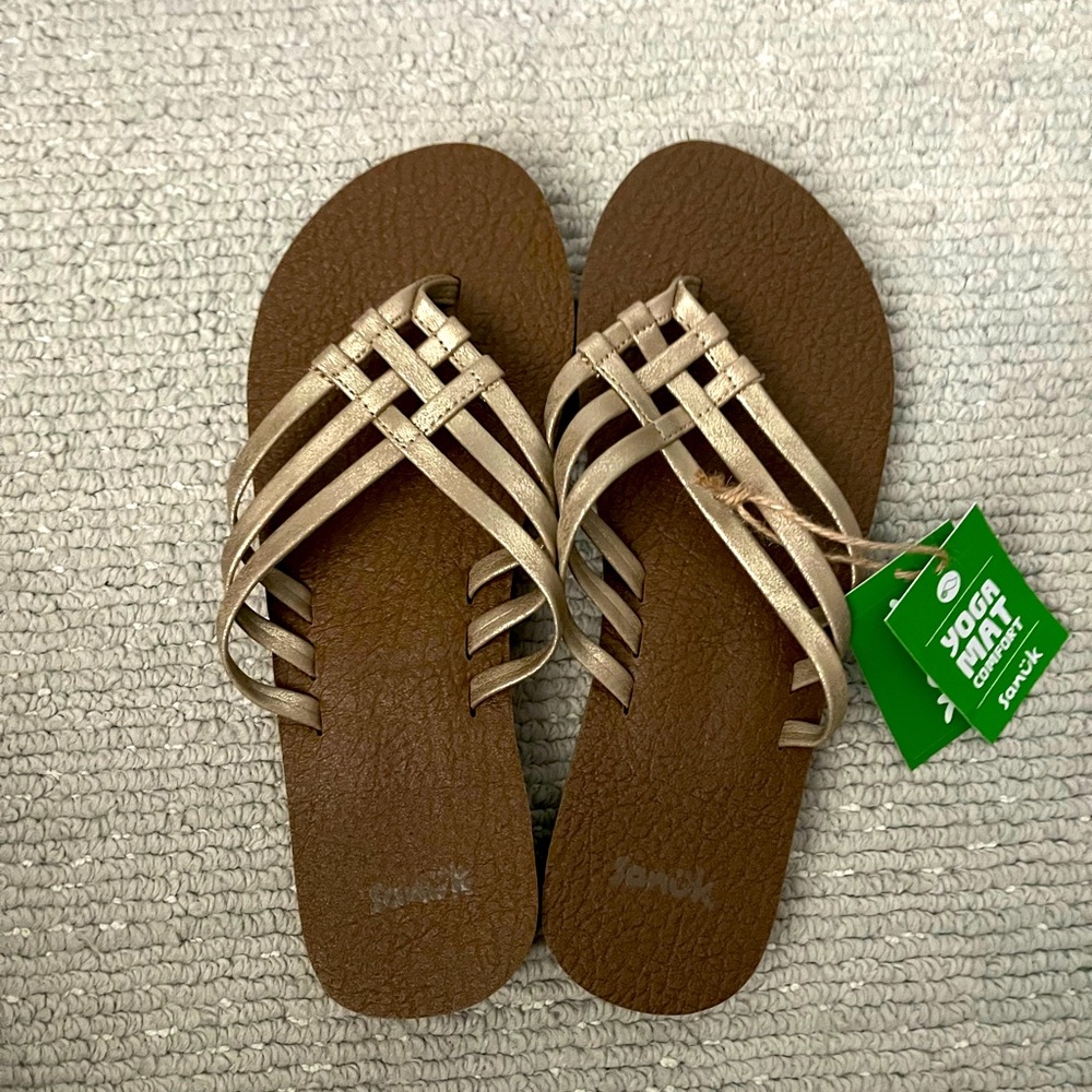 NWT Sanuk flip flops